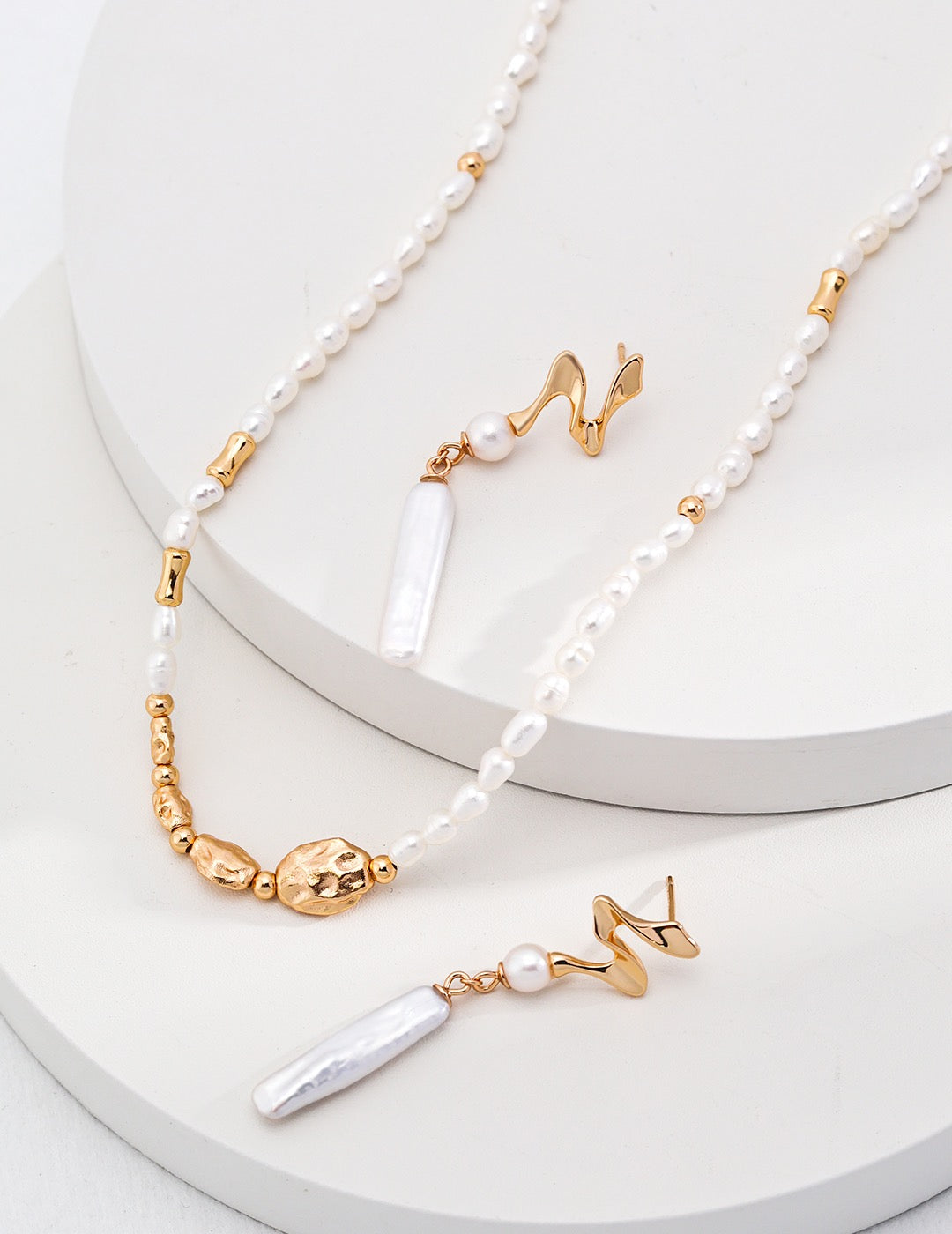 Calista Wave pearl earrings