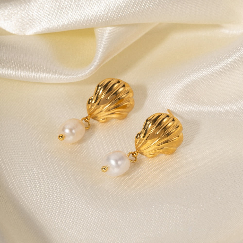 Pearl earrings collection