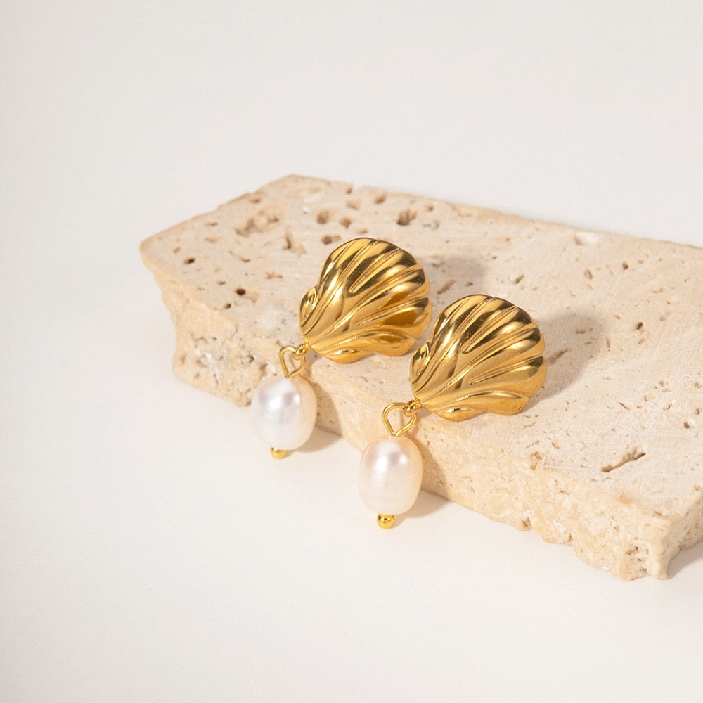 Pearl earrings collection