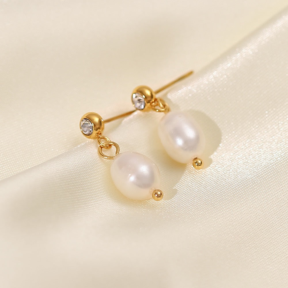 Pearl earrings collection