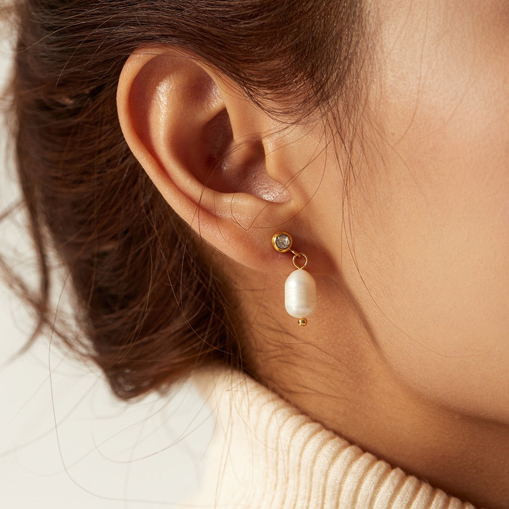 Pearl earrings collection