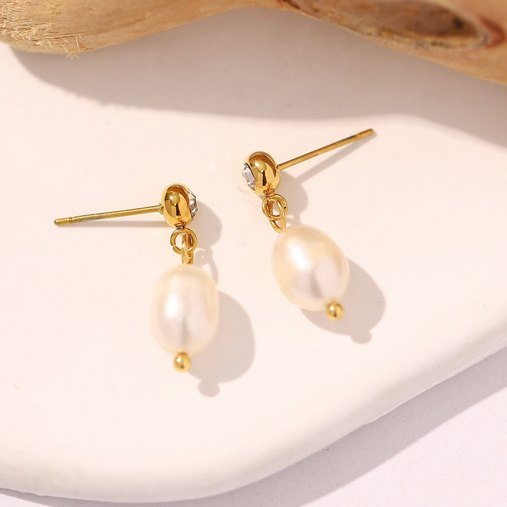 Pearl earrings collection