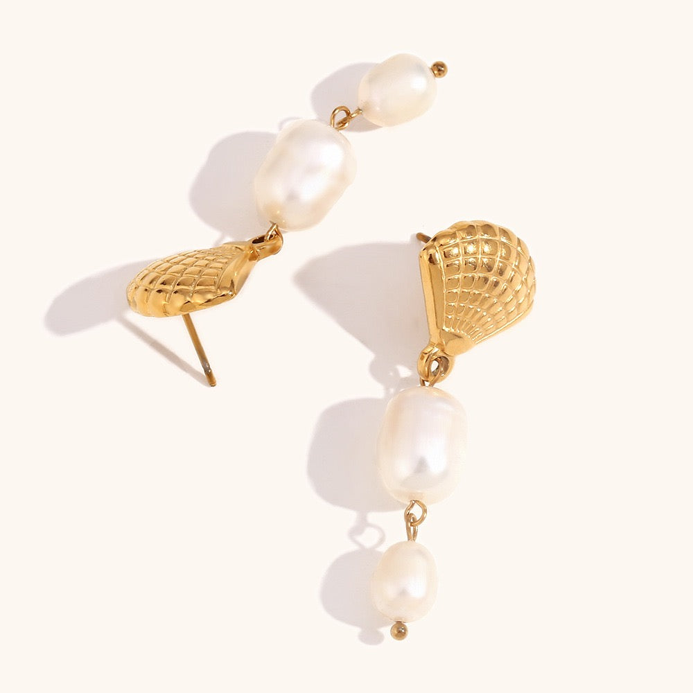 Shell freshwater pearls earrings