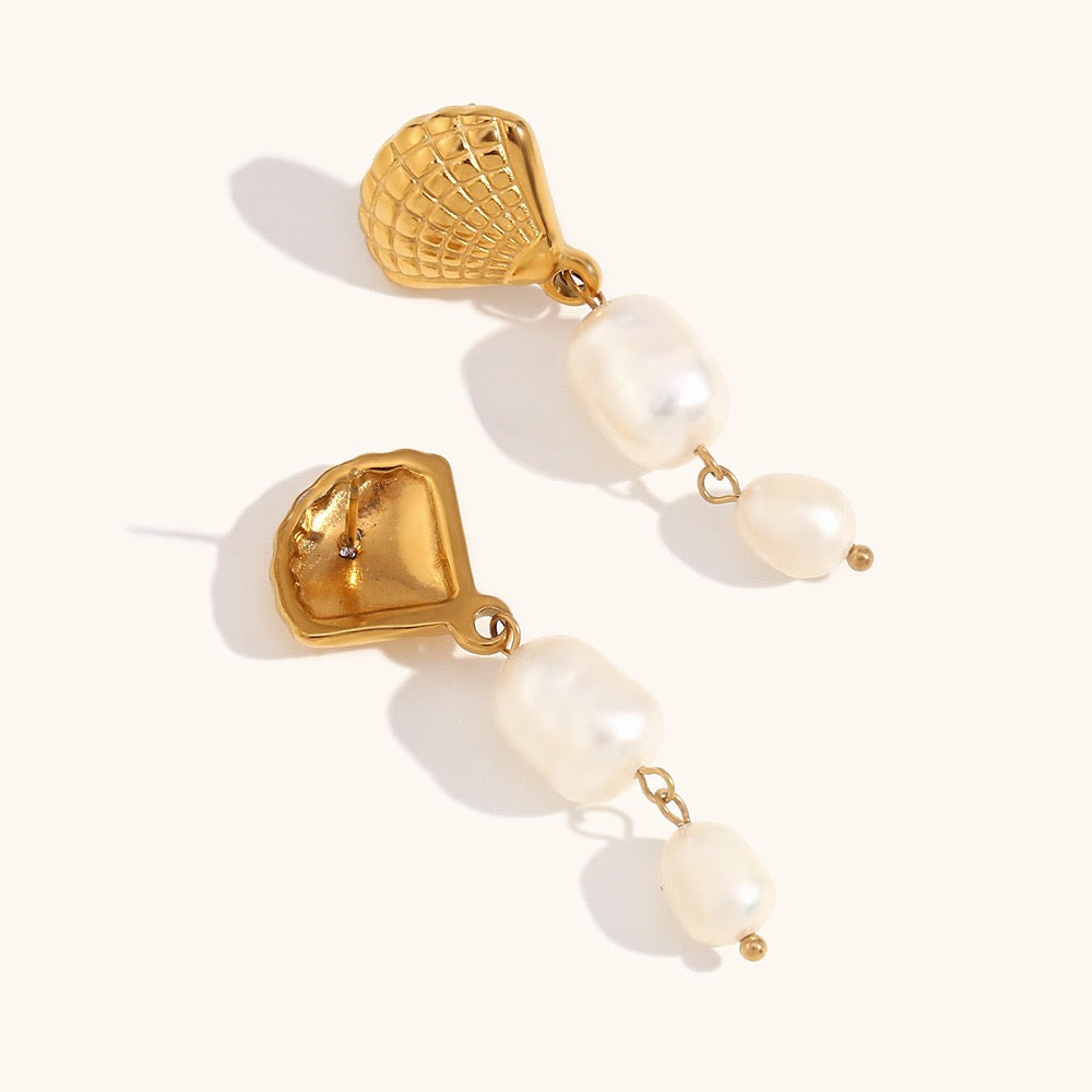 Shell freshwater pearls earrings