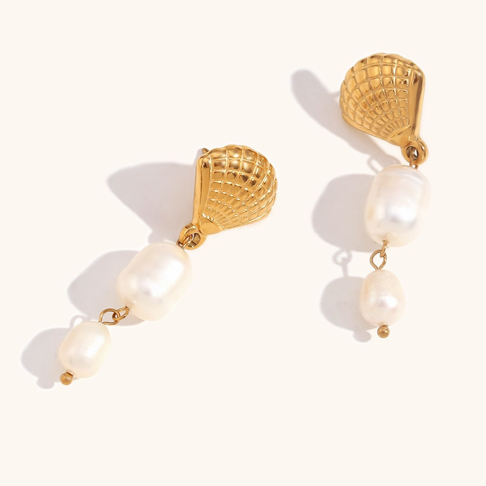 Shell freshwater pearls earrings
