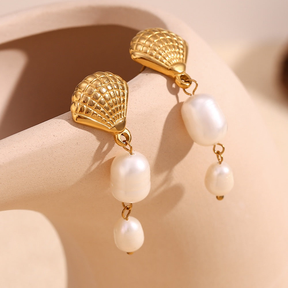 Shell freshwater pearls earrings