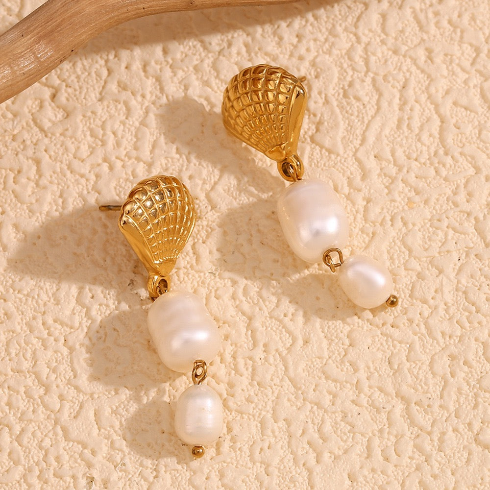 Shell freshwater pearls earrings