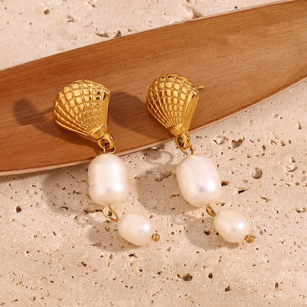 Shell freshwater pearls earrings