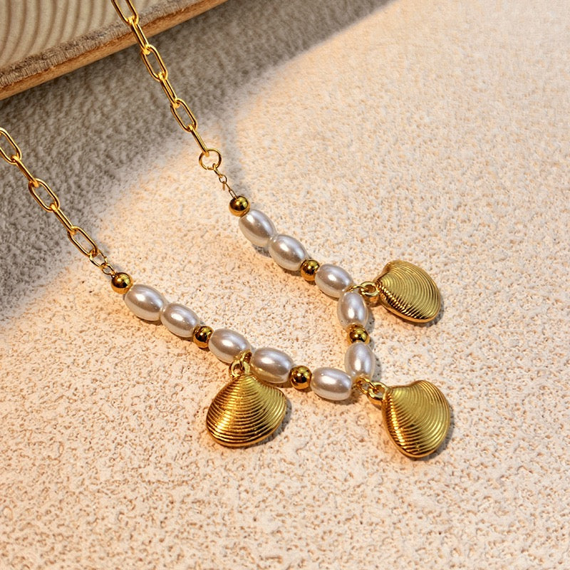 Pearly charm necklace