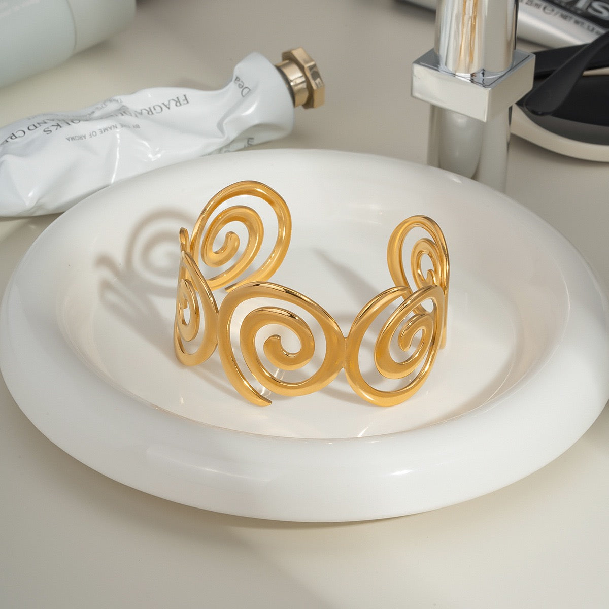 Swirl gold bangle