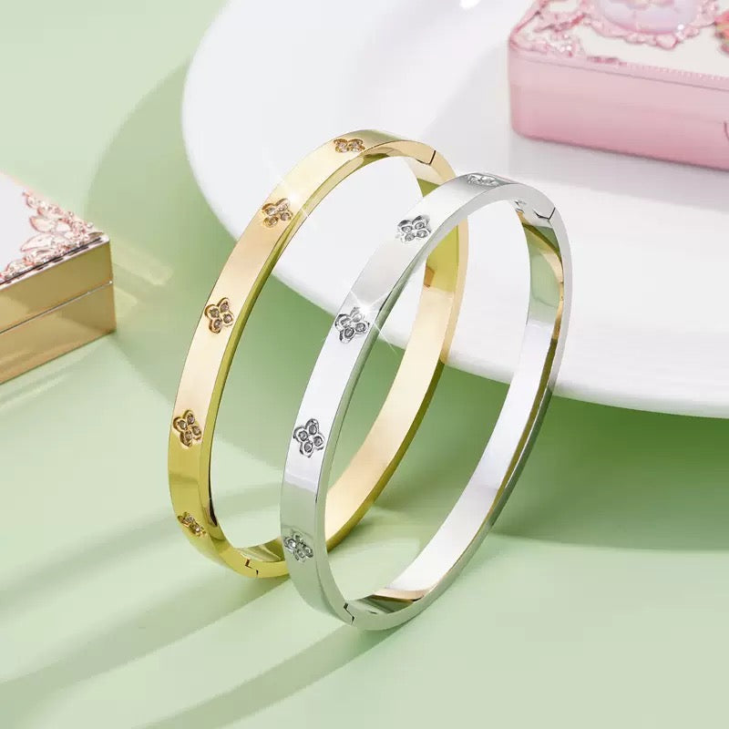 Clover flower bangle