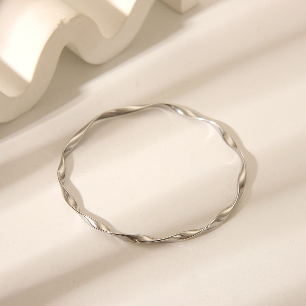 Wavy skinny bangle