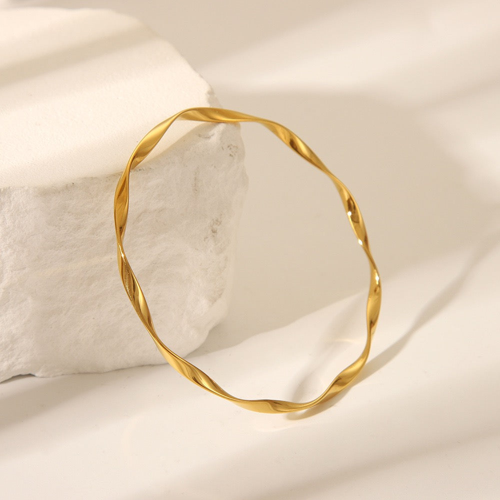 Wavy skinny bangle