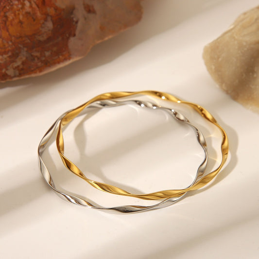 Wavy skinny bangle