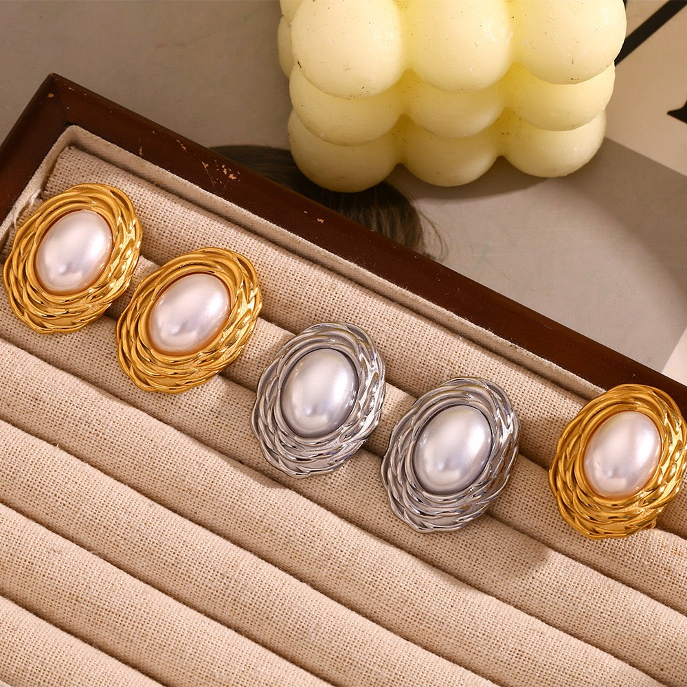 Big gold statement pearly ring