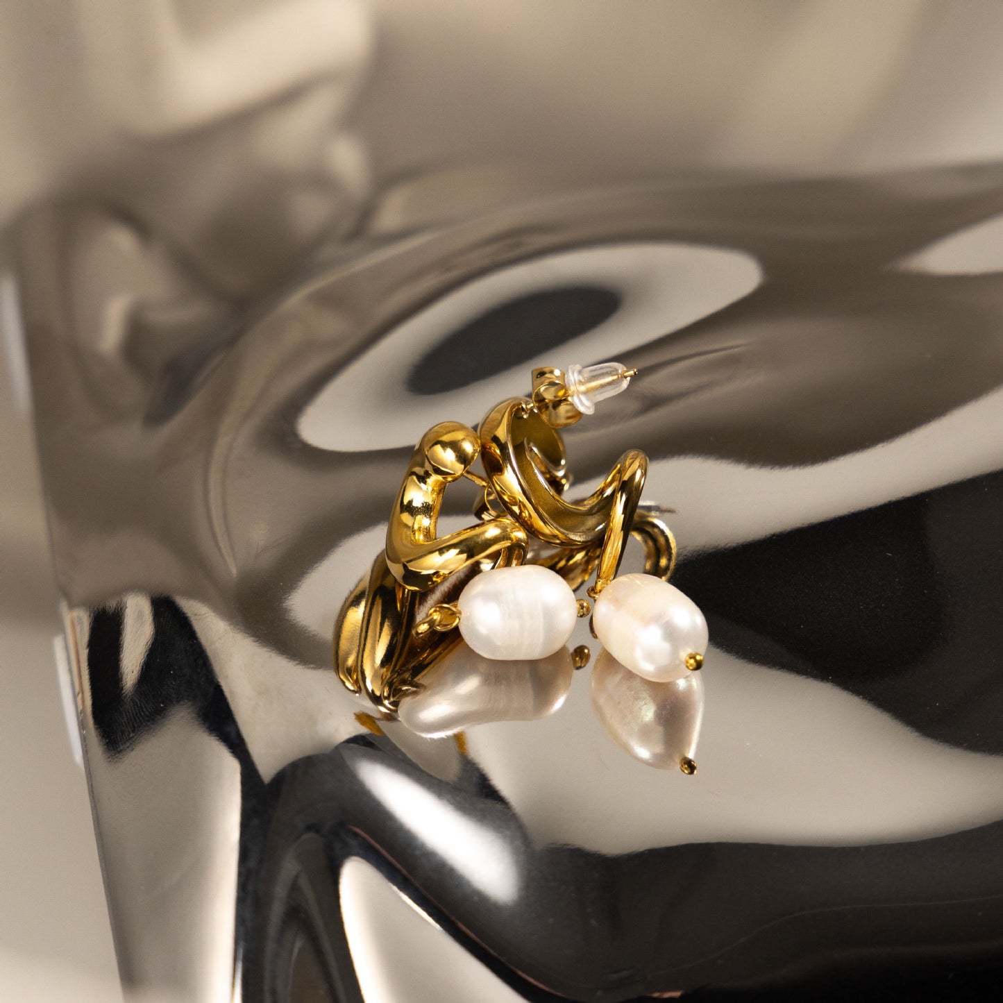 Swirl freshwater pearls earrings