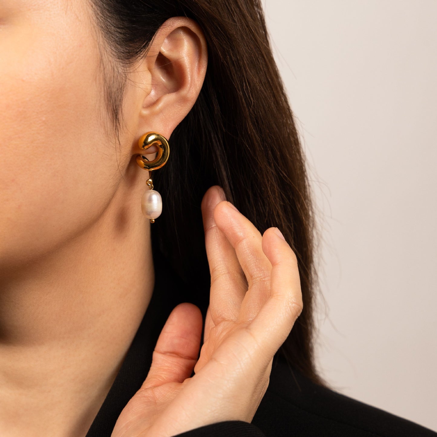 Swirl freshwater pearls earrings