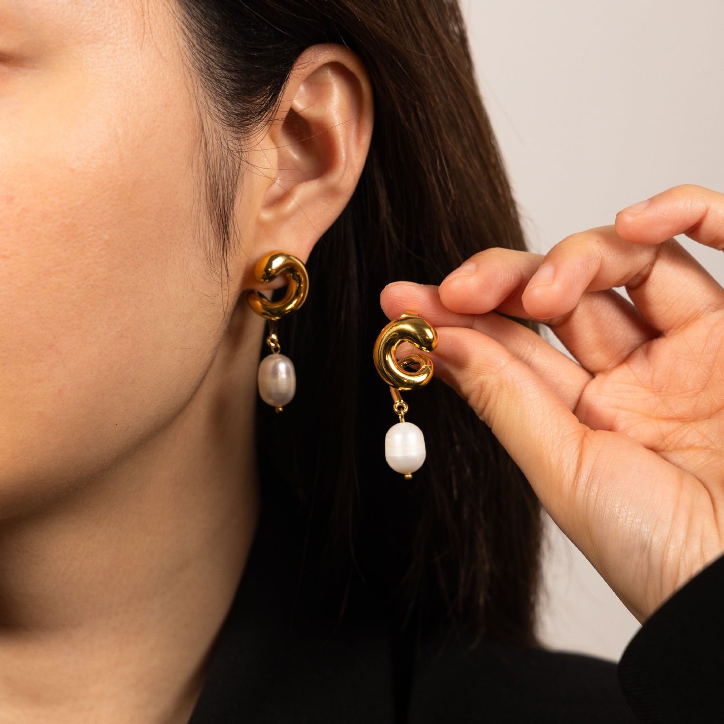 Swirl freshwater pearls earrings