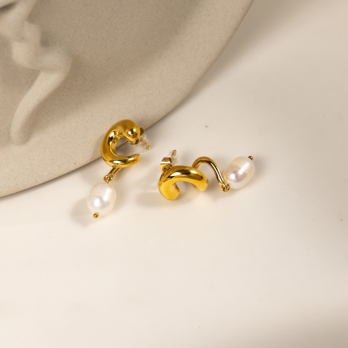 Swirl freshwater pearls earrings