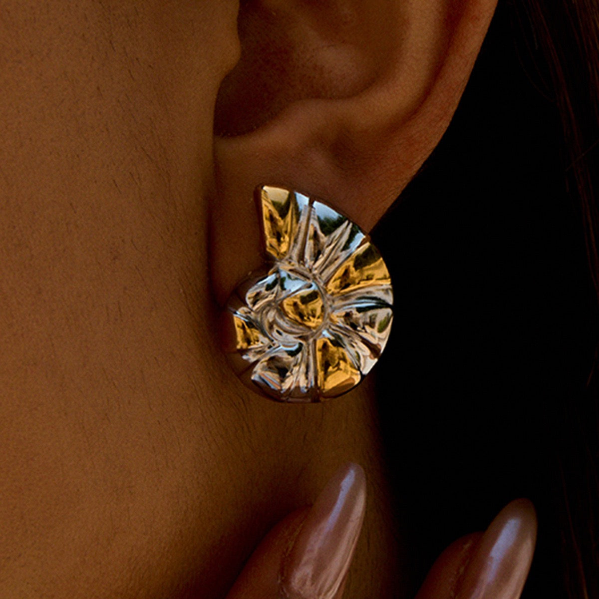 Mix tones swirl shell earrings