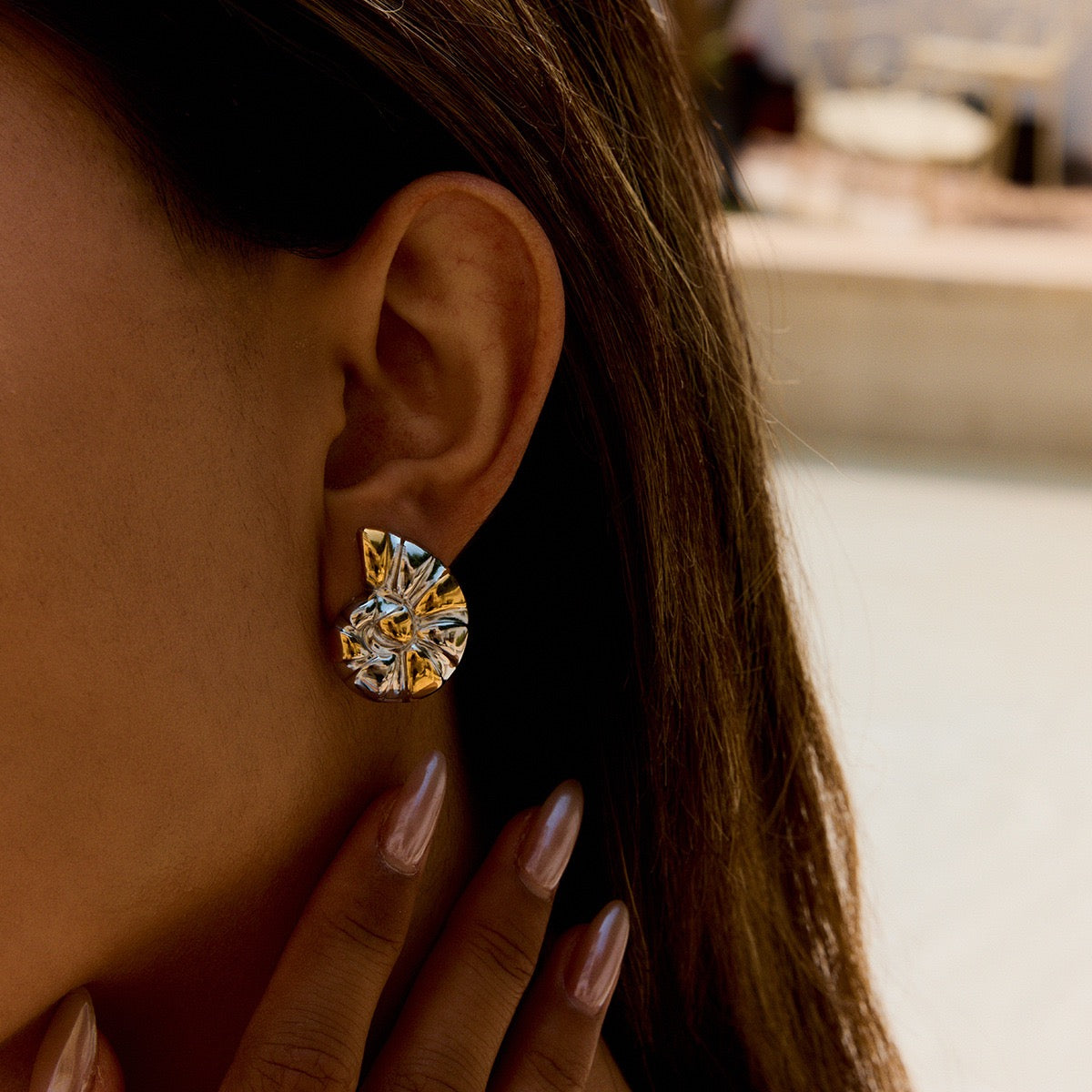 Mix tones swirl shell earrings