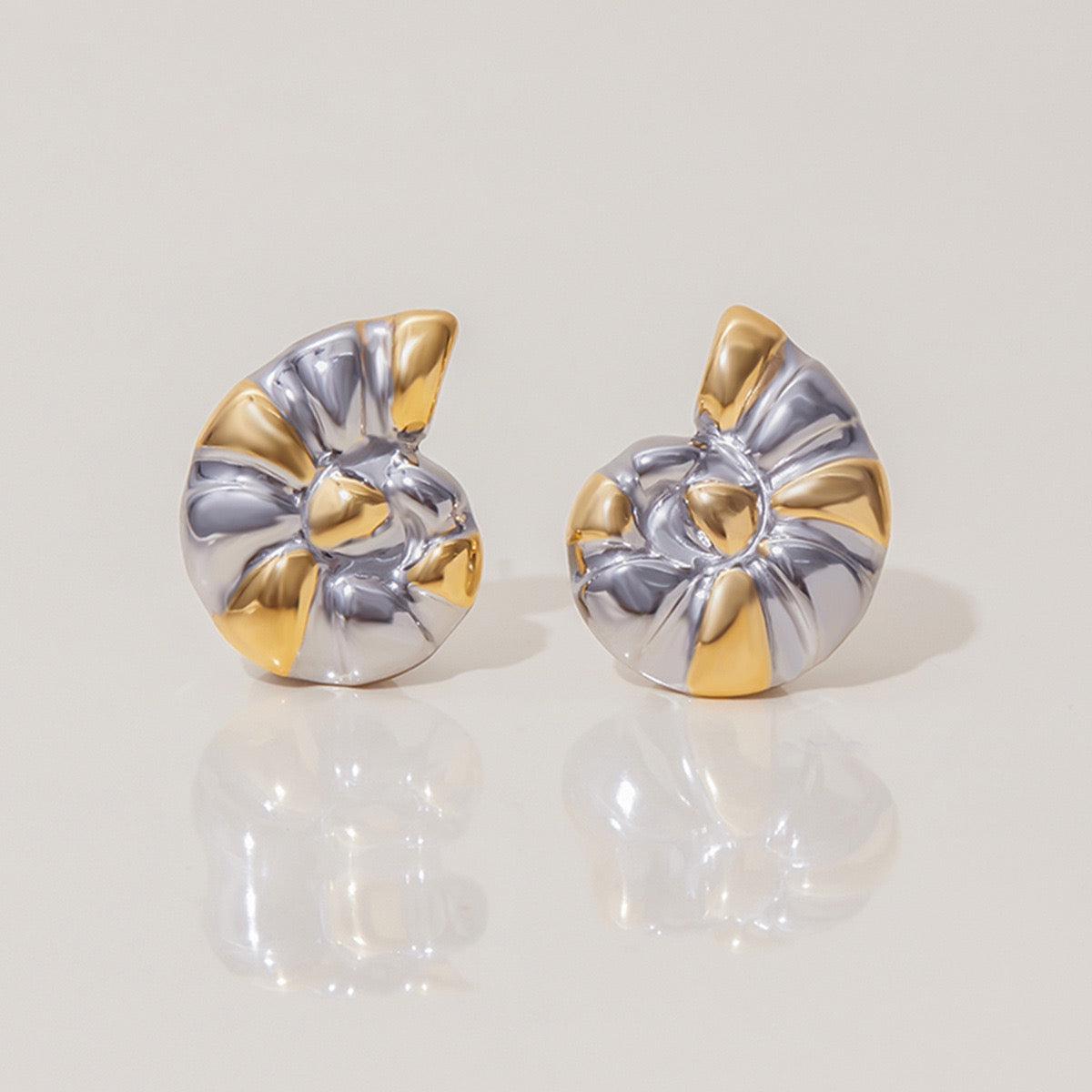 Mix tones swirl shell earrings
