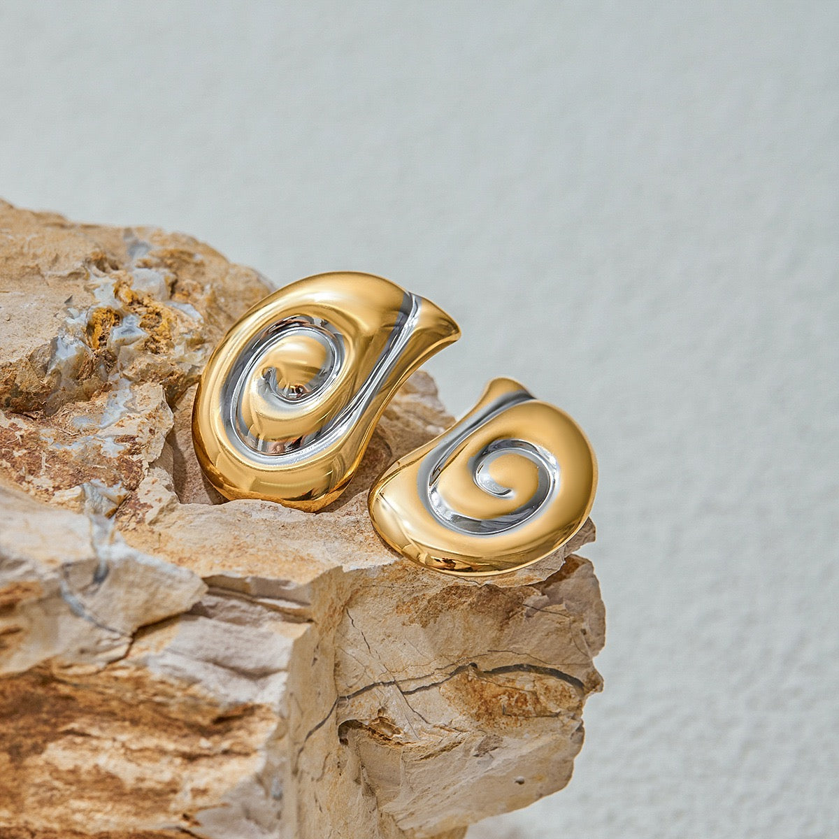Two tones shell earrings