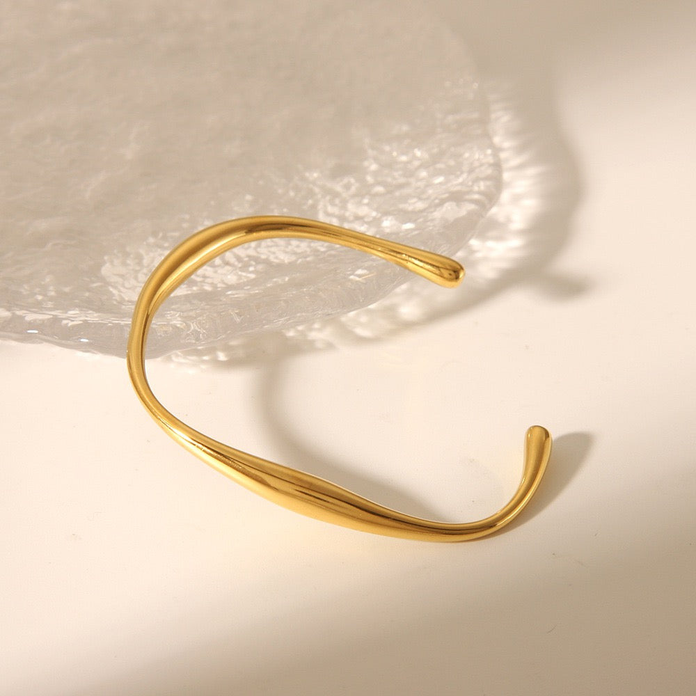 Mobius band bangle