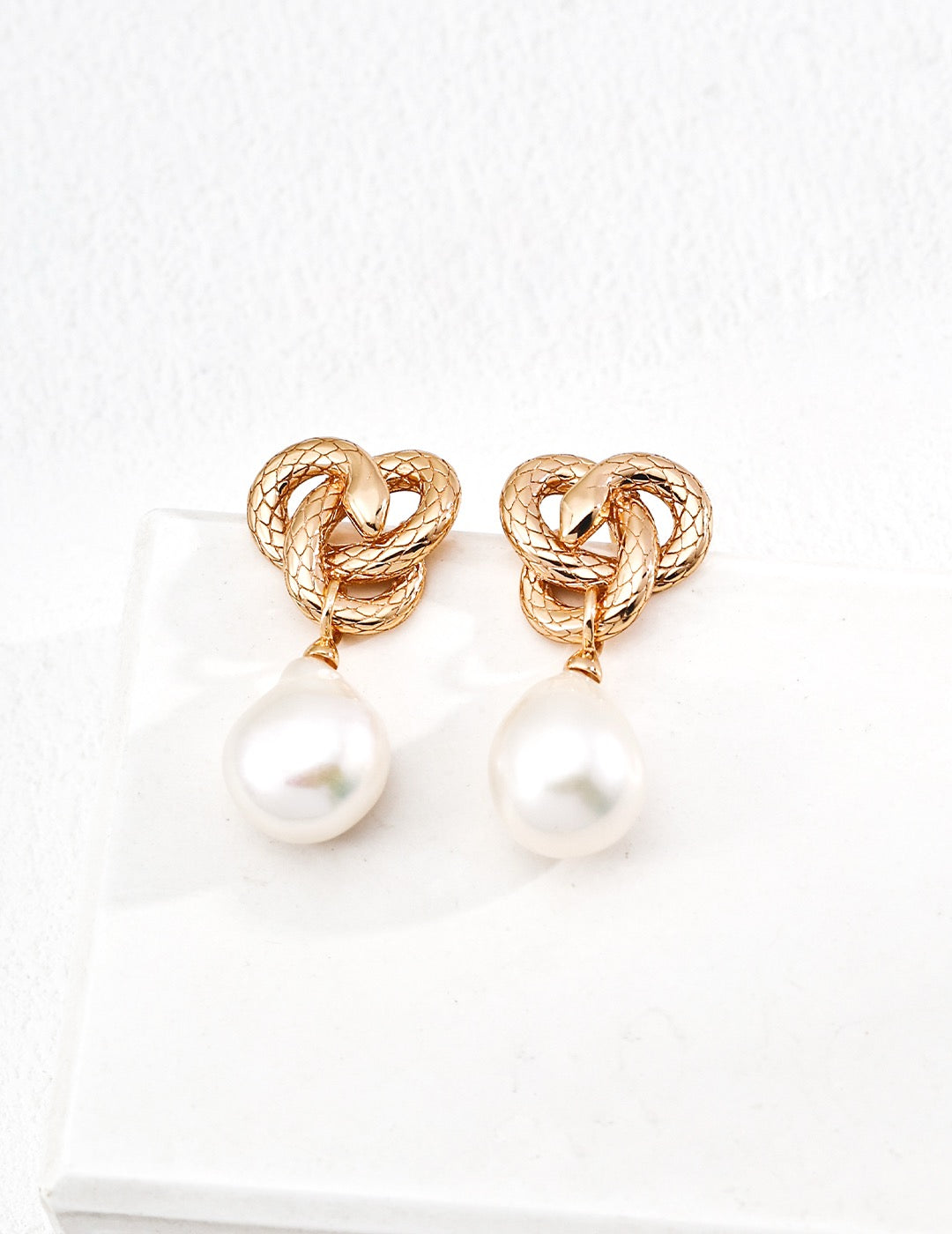 Double bay Tangled heart Pearl earrings