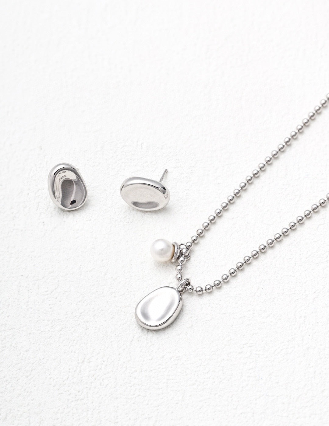 Junita Dainty pearl necklace