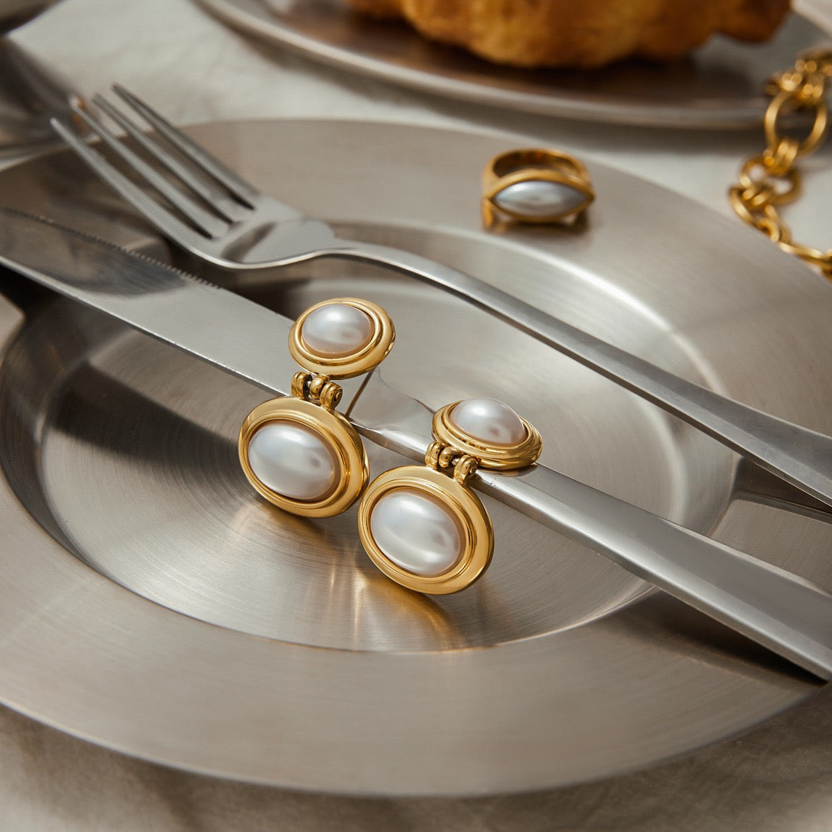 Kyra statement pearly earringse