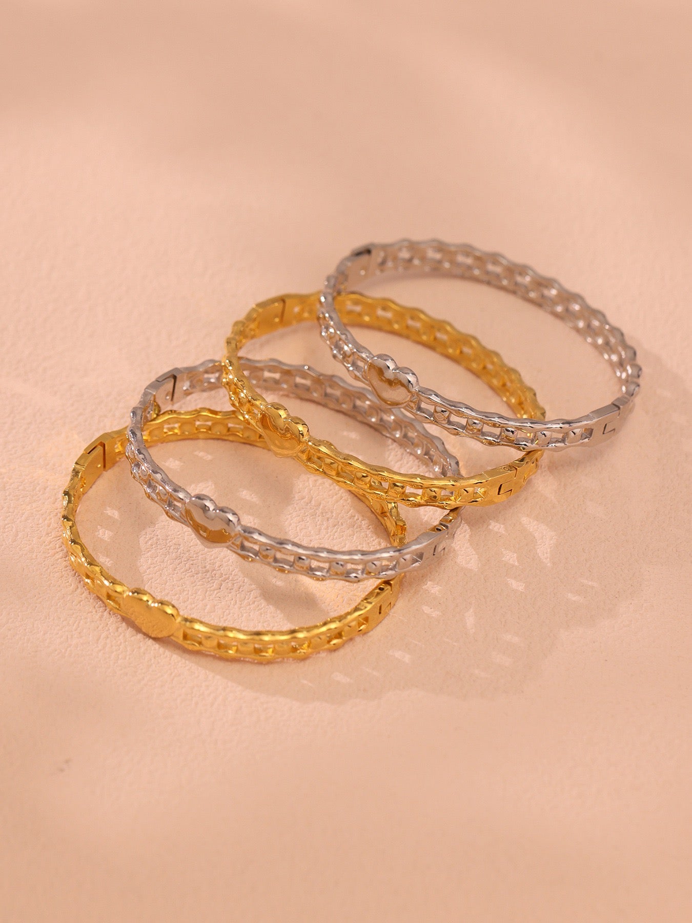 Chain heart bangle