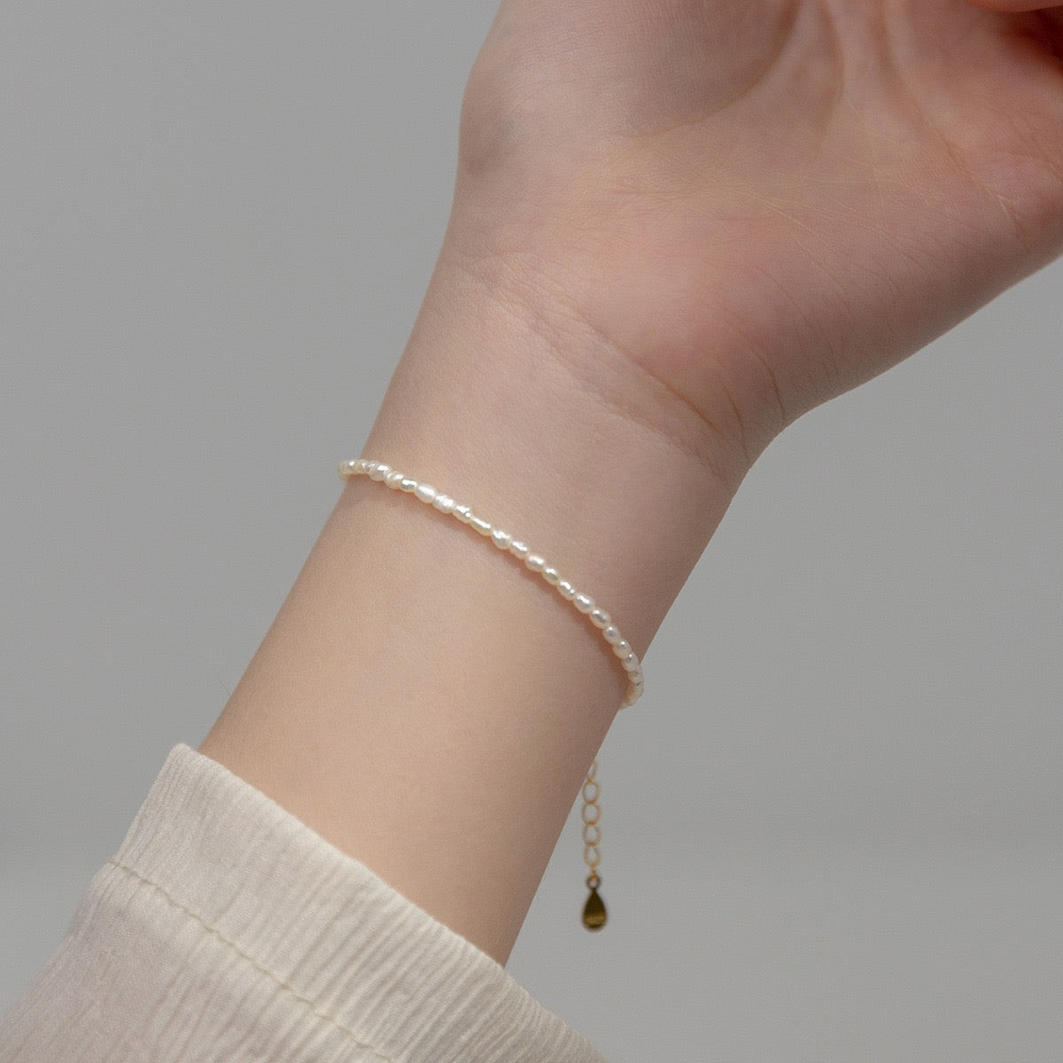 Tiny dainty pearls bracelet
