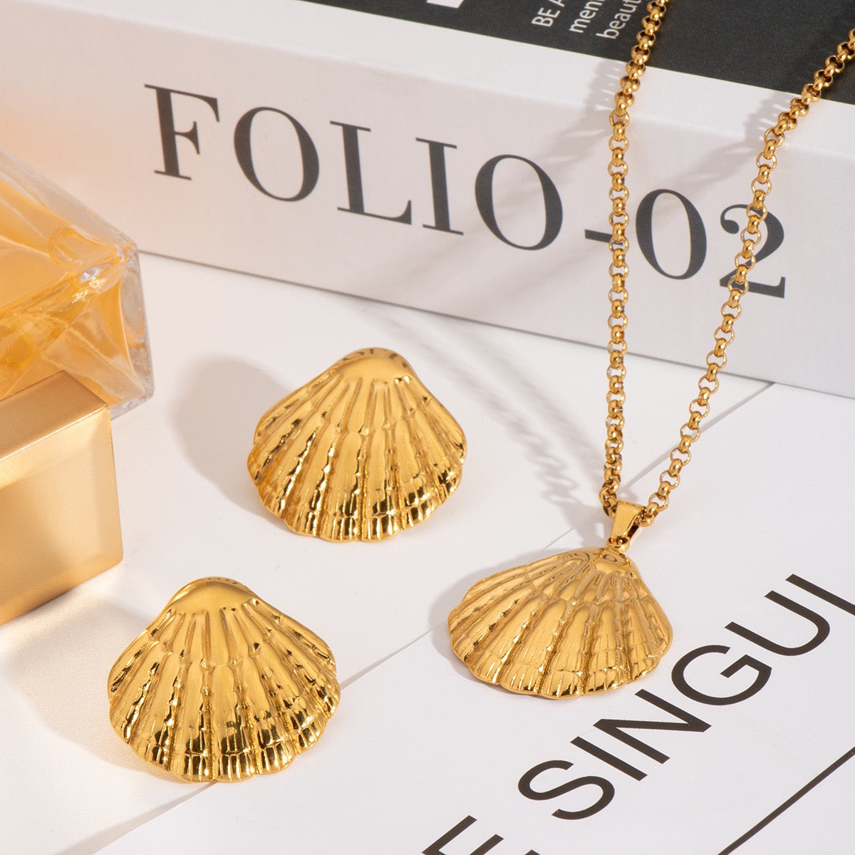 Golden shell earrings