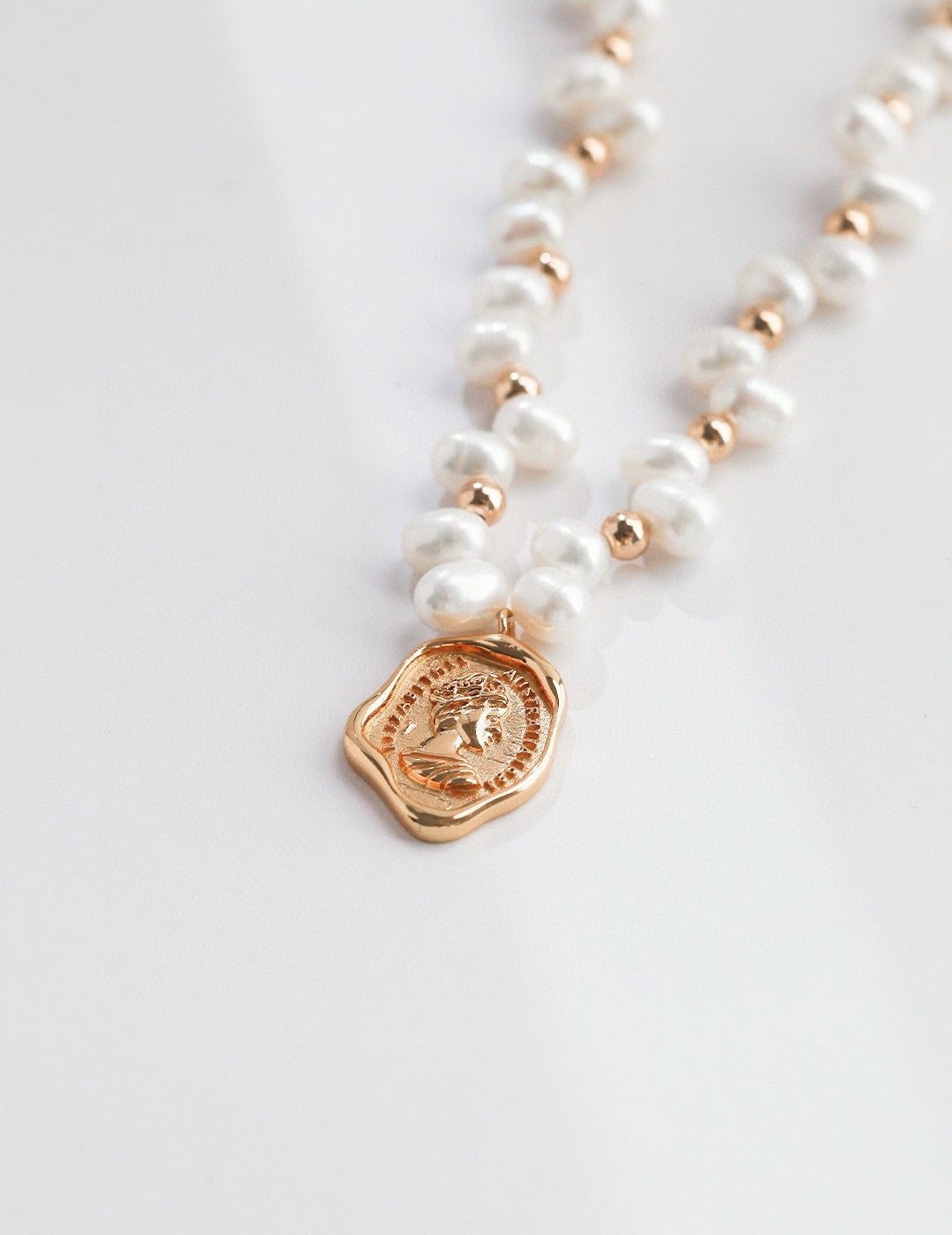 Surry Queen card pearl necklace