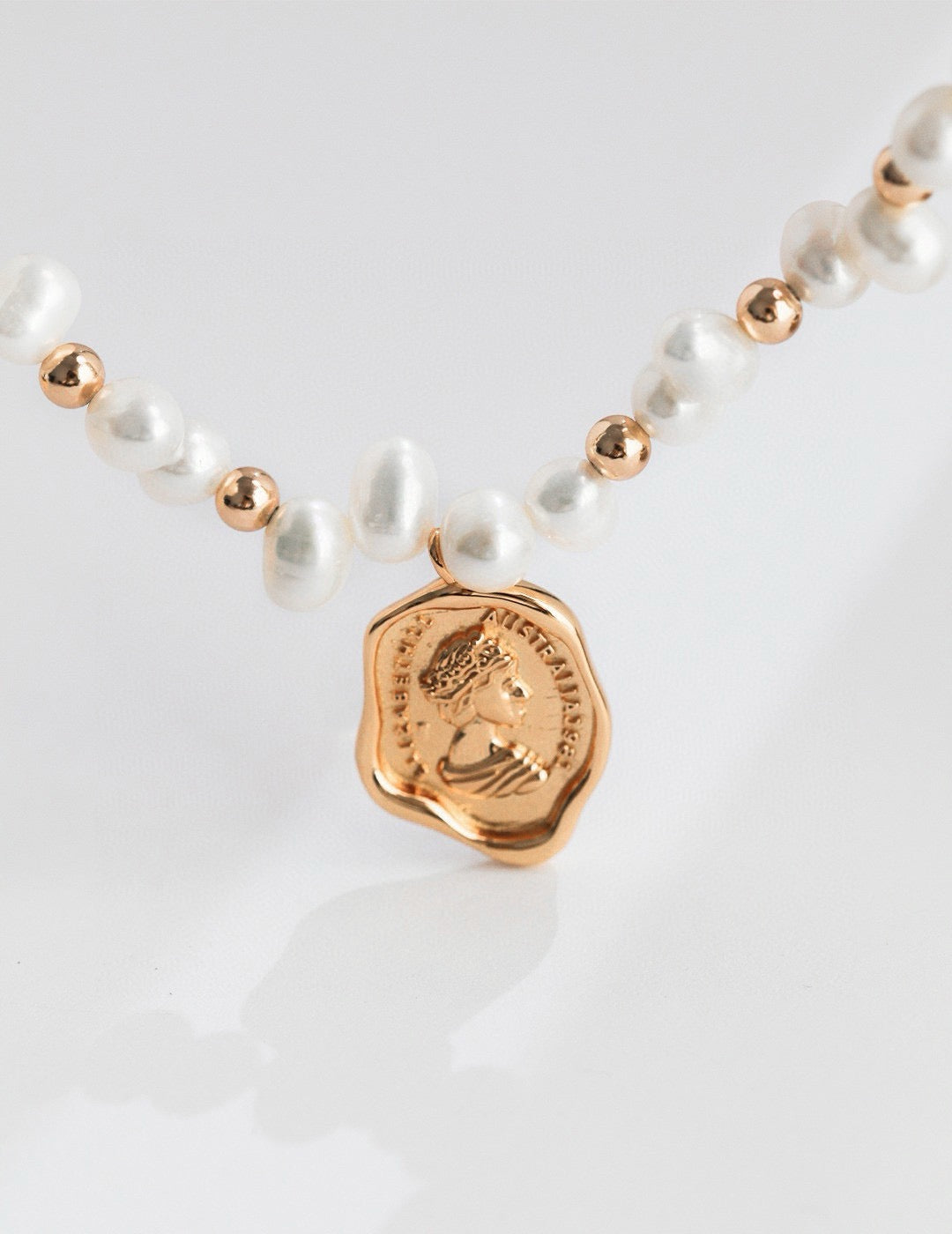 Surry Queen card pearl necklace