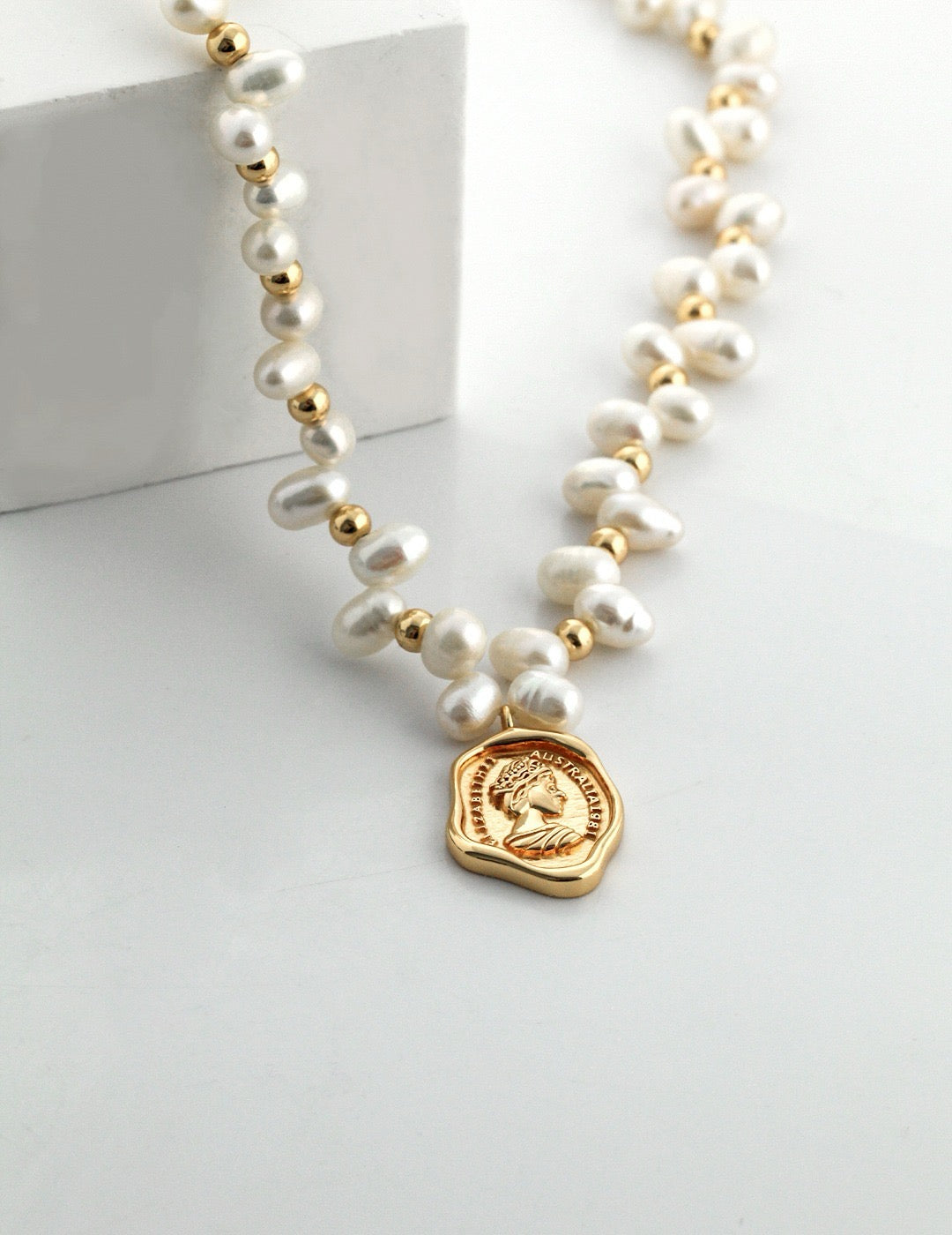 Surry Queen card pearl necklace