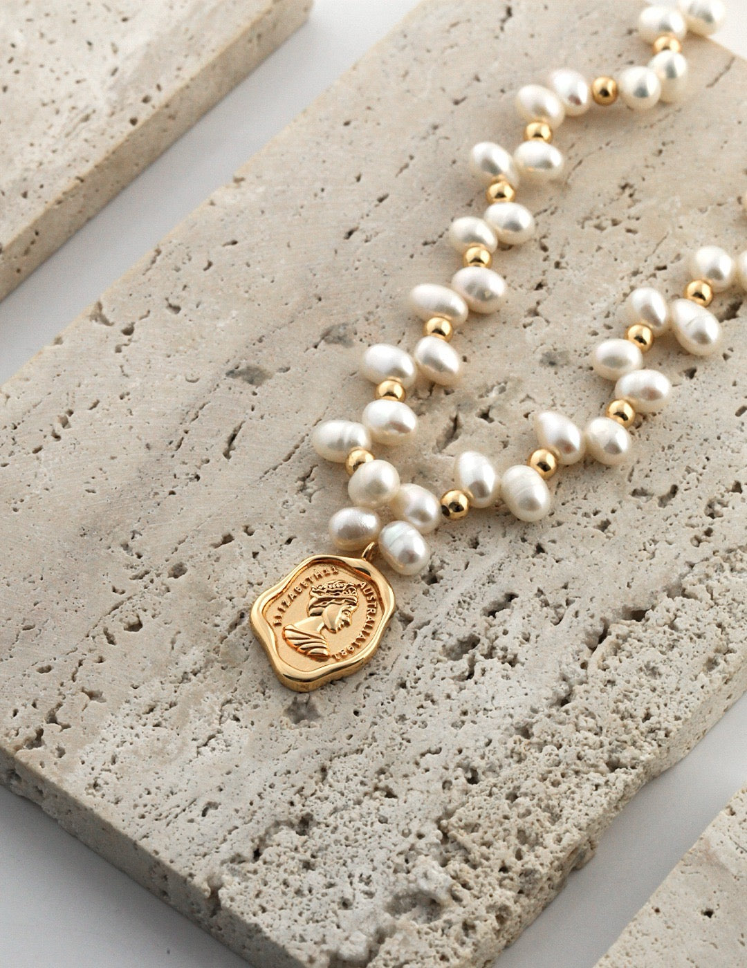 Surry Queen card pearl necklace