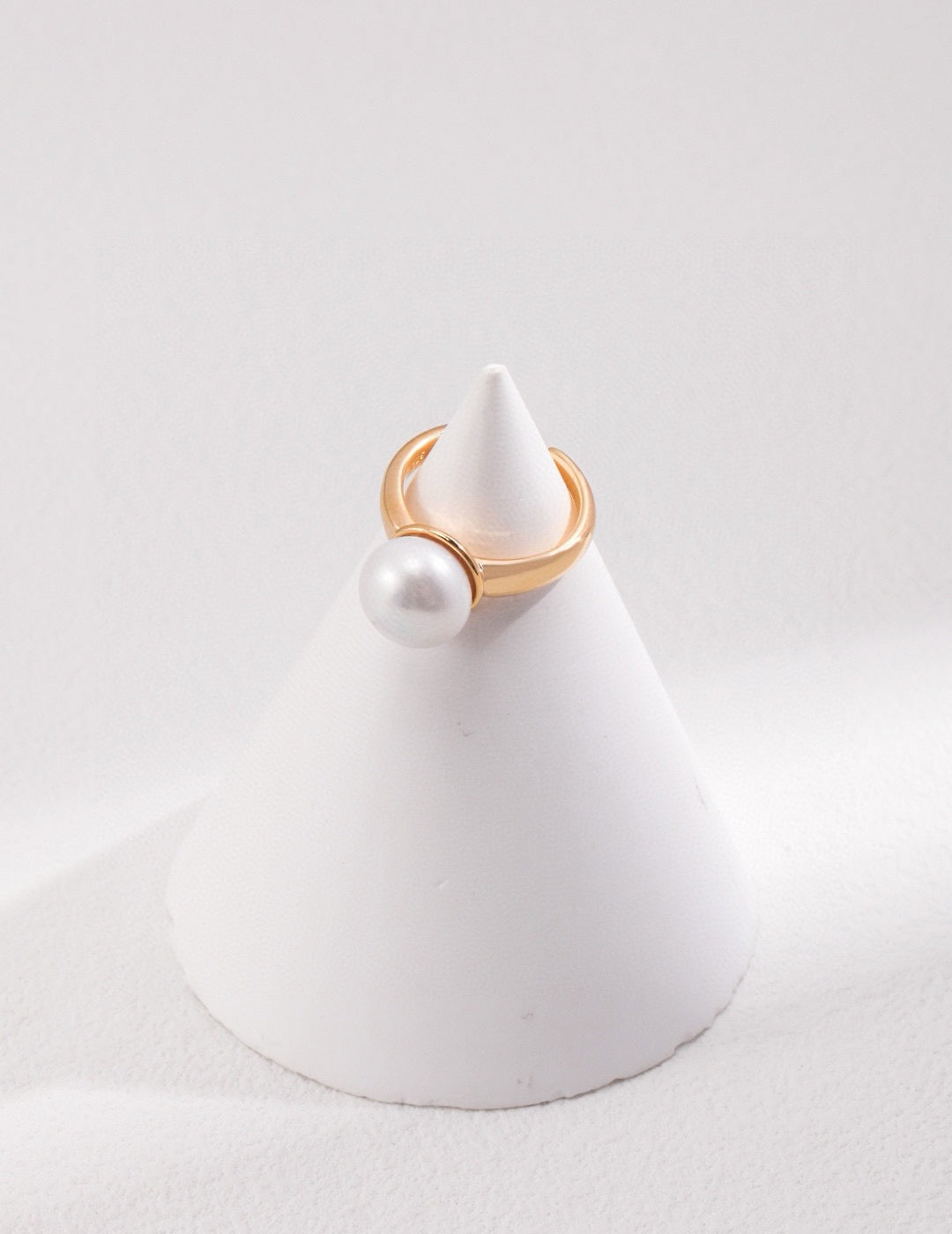 Casa Simple classic single pearl ring