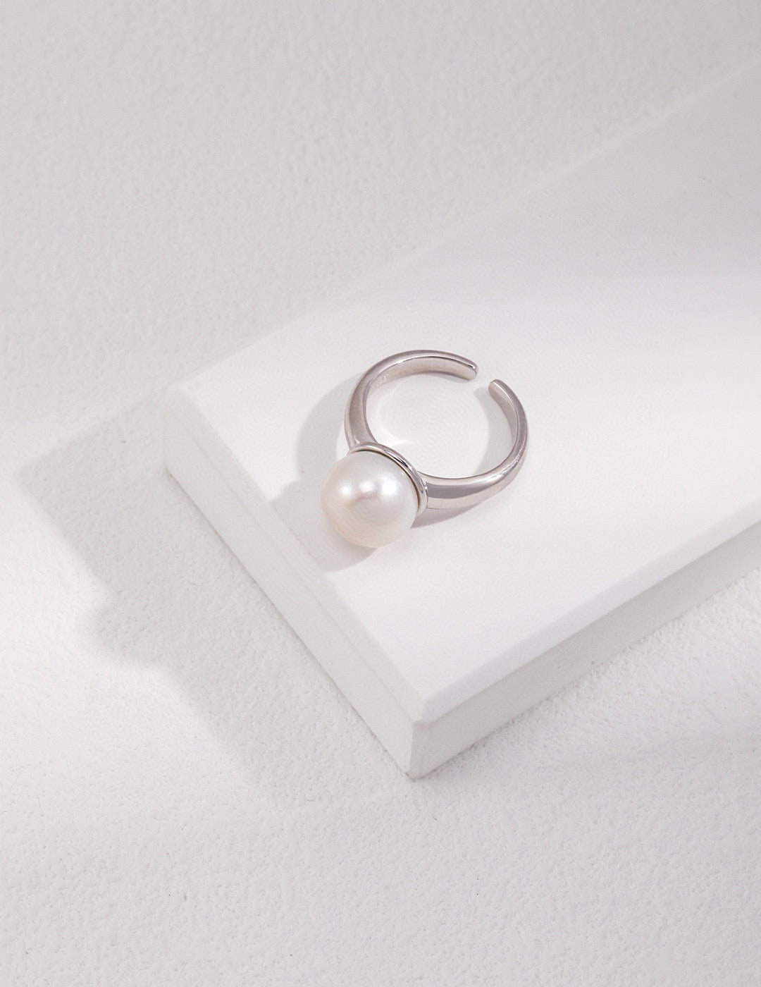 Casa Simple classic single pearl ring