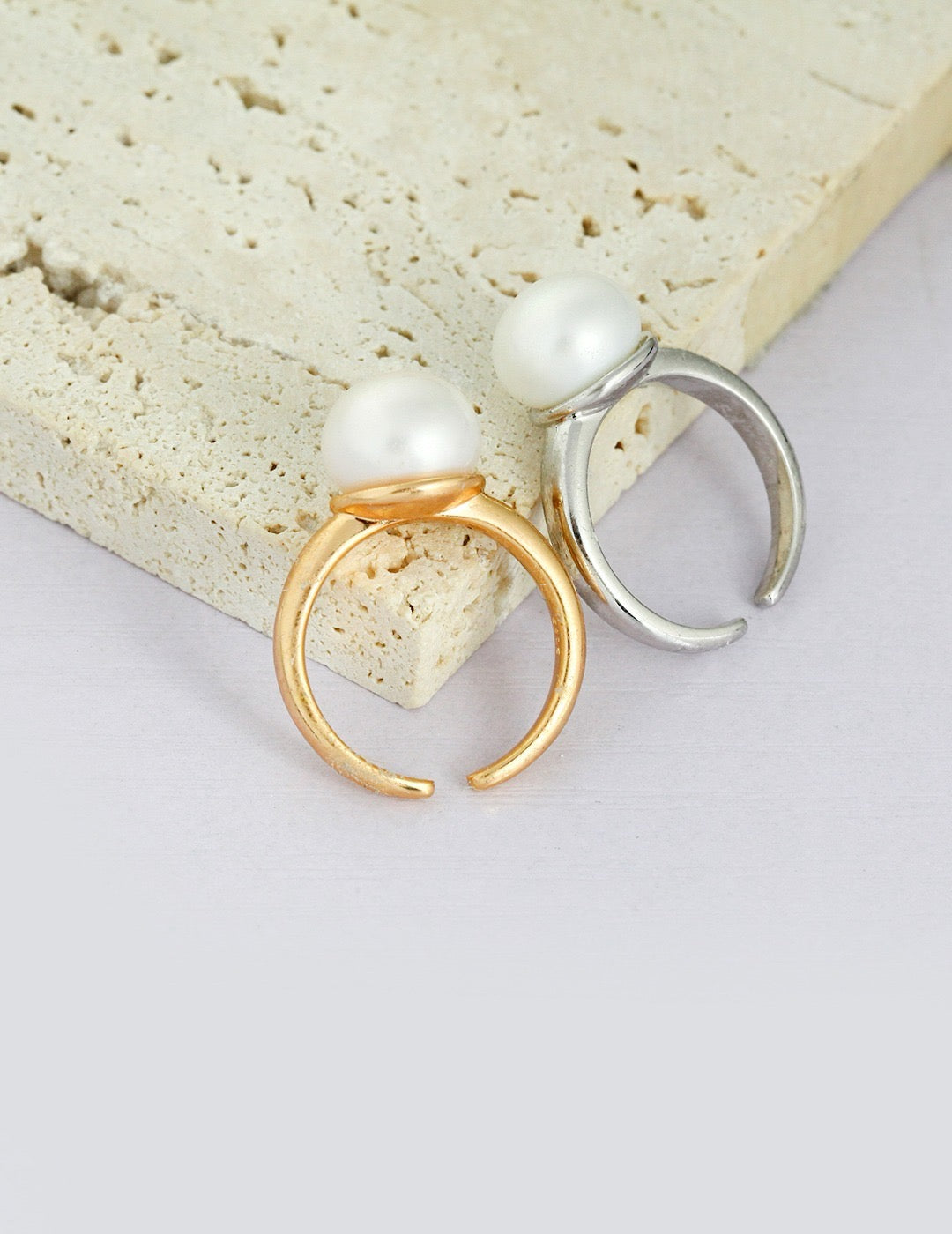 Casa Simple classic single pearl ring