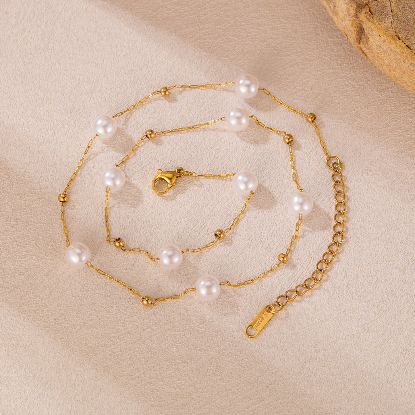 Queena beady pearly necklace