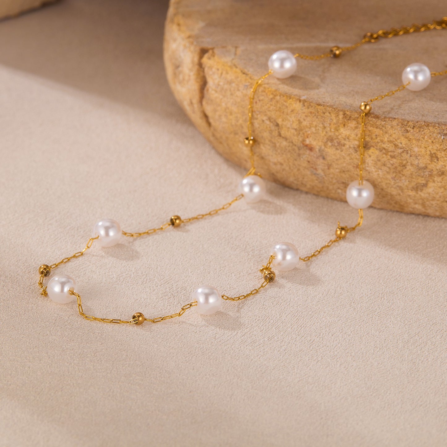 Queena beady pearly necklace