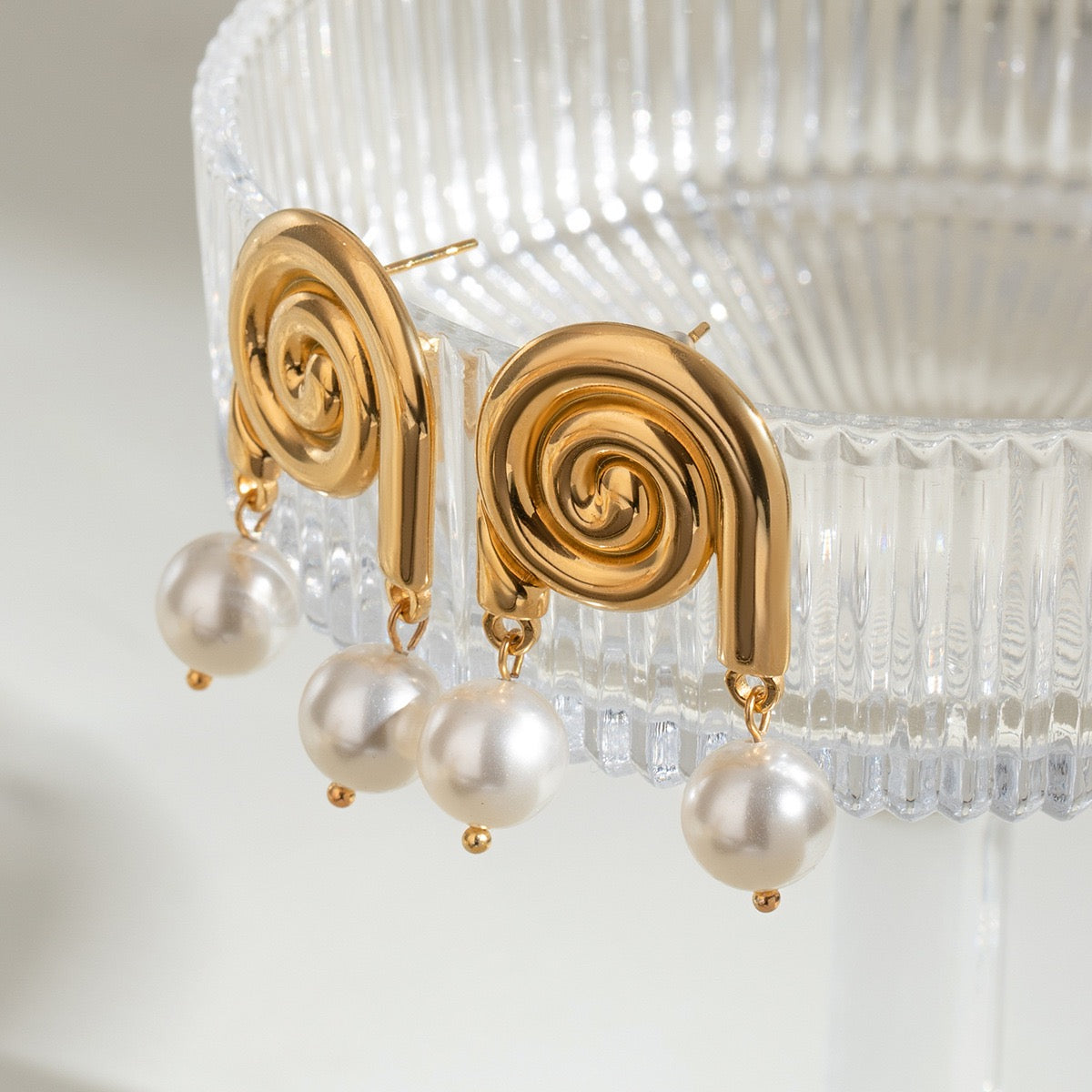 Swirl pearly earrings