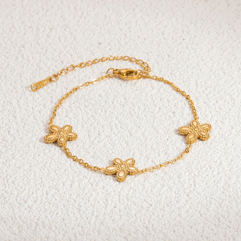 Hearty flower bracelet