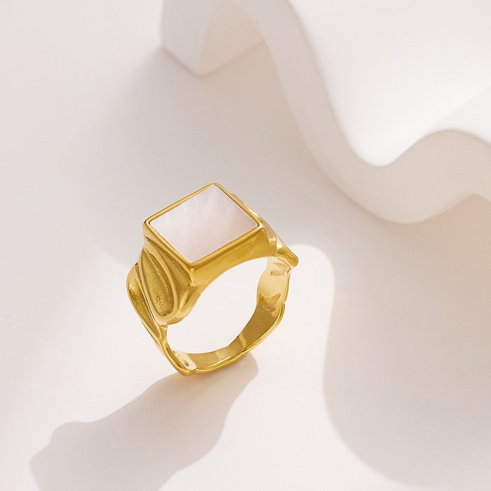 Norya White mother of pearl ring