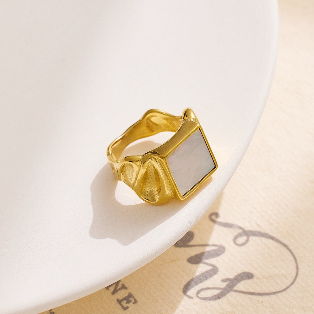 Norya White mother of pearl ring