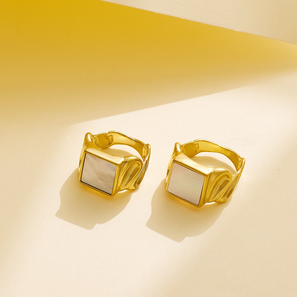 Norya White mother of pearl ring