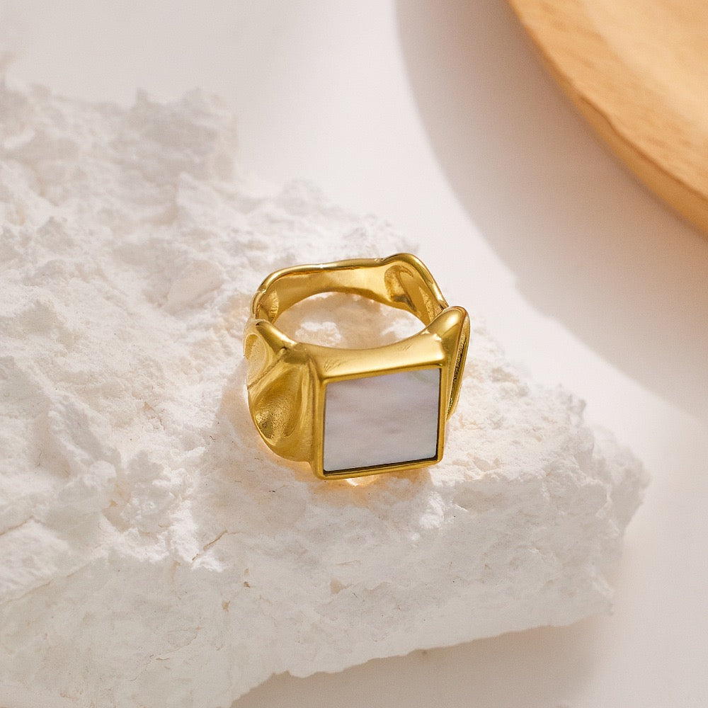 Norya White mother of pearl ring