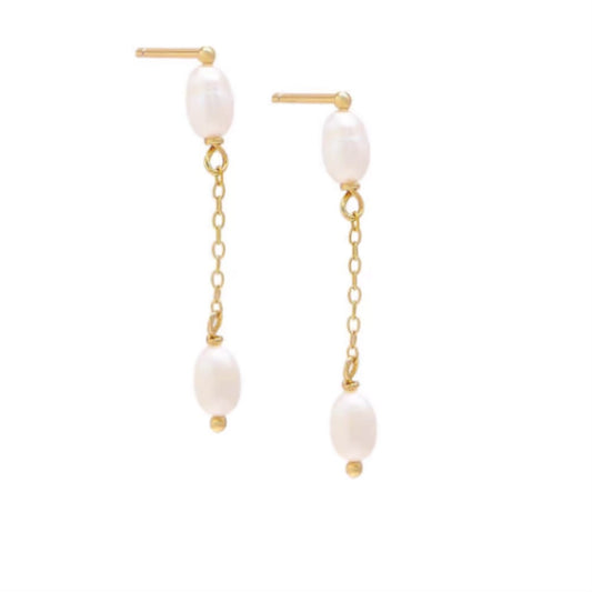 Dainty pearly earrings